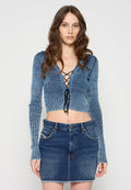 Blau gestreifter, langärmeliger, verkürzter Pullover mit Schnürung vorne, kombiniert mit einem dunklen Jeansrock mit fransigem Saum und Vorderaschen.