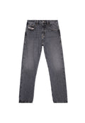 Graue Jeans aus Denim mit geradem Bein, fünf Taschen, Knopfverschluss und dezenten Ausbleichungen für zusätzliche Textur.