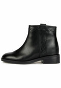 Schwarze Leder-Ankle-Boots mit runder Zehenform, genähten Details an der Seite und einem niedrigen Blockabsatz zur Unterstützung. Glatte Textur und minimales Design.