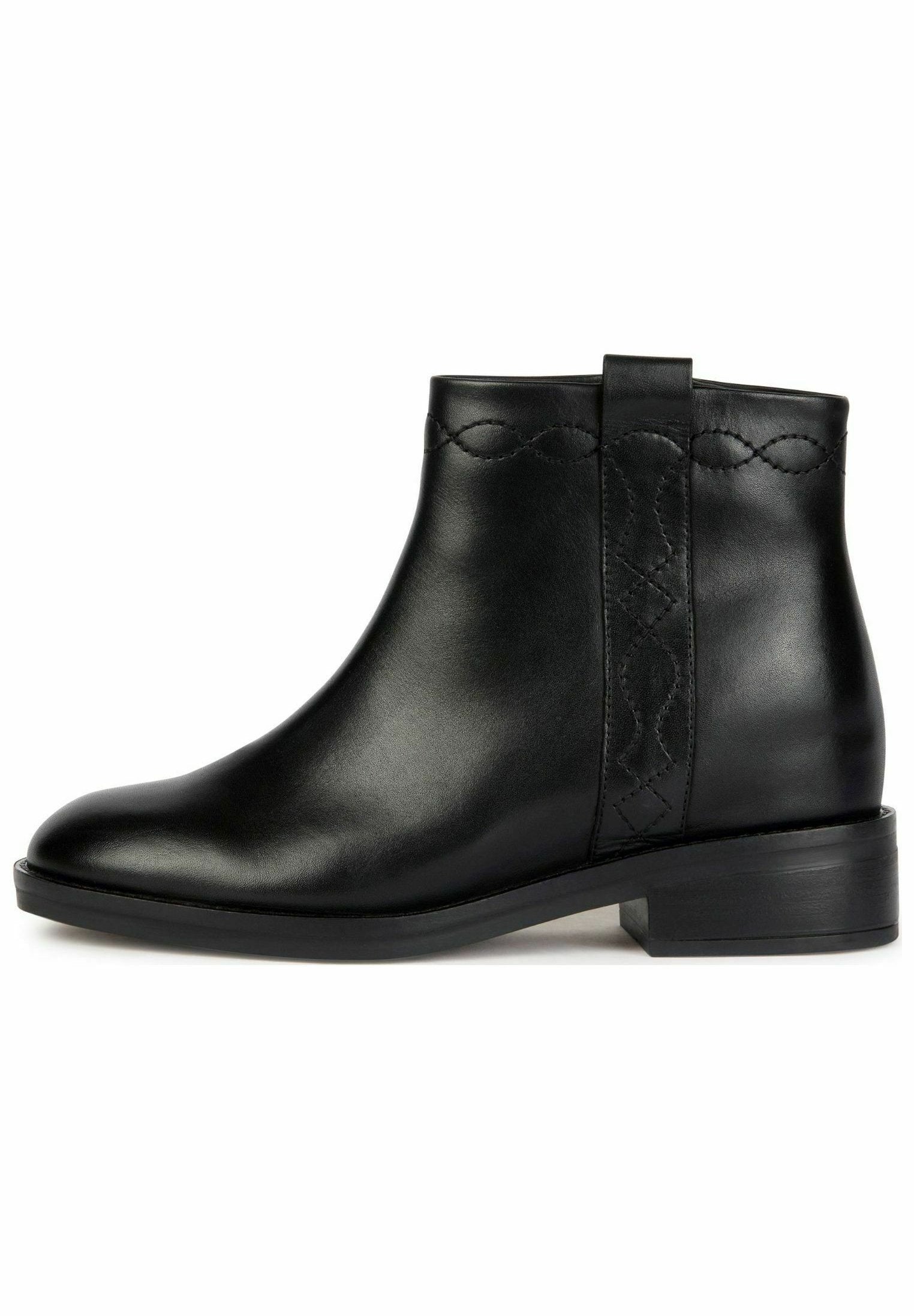 Schwarze Leder-Ankle-Boots mit runder Zehenform, genähten Details an der Seite und einem niedrigen Blockabsatz zur Unterstützung. Glatte Textur und minimales Design.