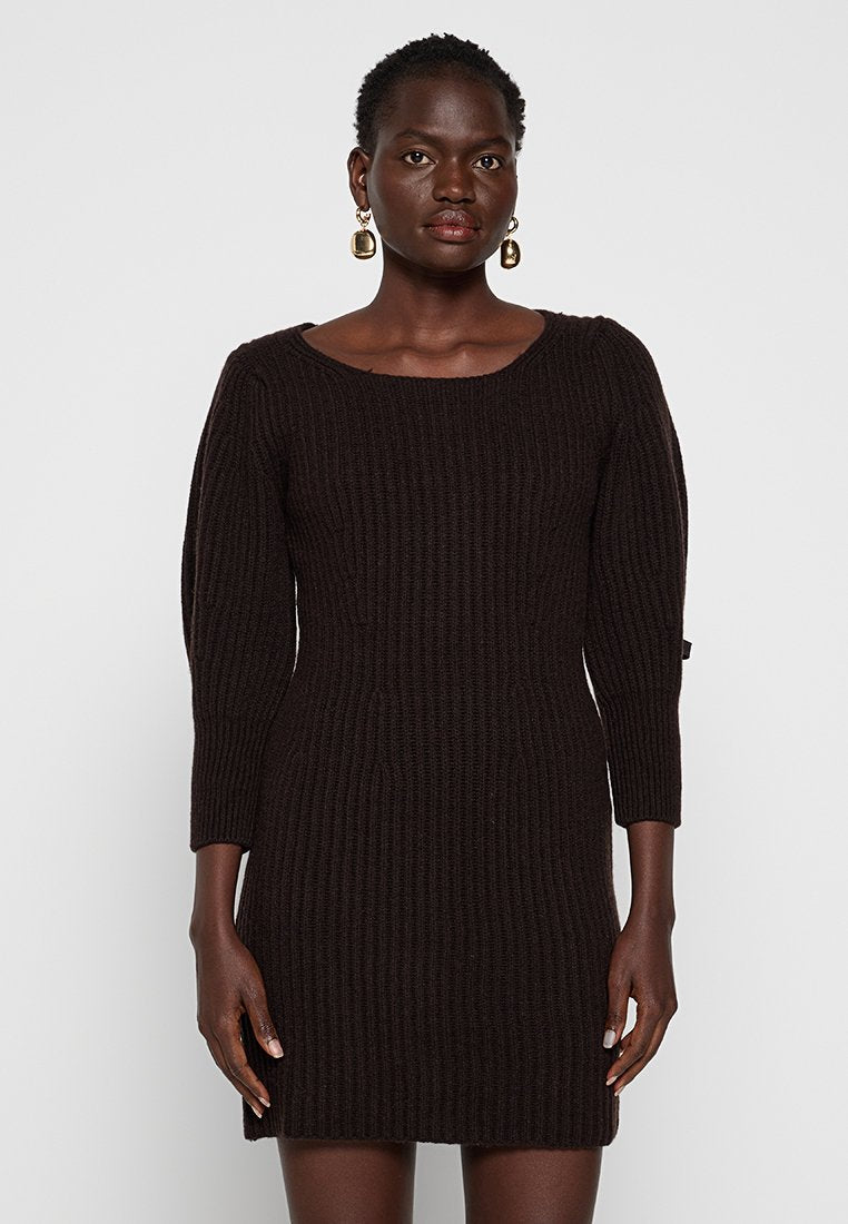 Strickkleid in Dunkelbraun mit gerippter Textur, drei Viertelärmeln und rundem Ausschnitt. Figurbetonter Schnitt, glattes Material.