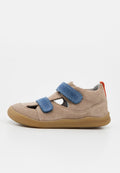 Hellbrauner Kinder-Suedeschnürschuh mit beigefarbener Sohle, zwei blauen Klettverschlüssen, Seitenausschnitten und rotem Zuglasche an der Ferse.