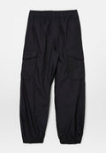 Schwarze Cargohose aus leichtem Stoff, mit elastischem Bund, zwei Seitentaschen und elastischen Bündchen an den Knöcheln.