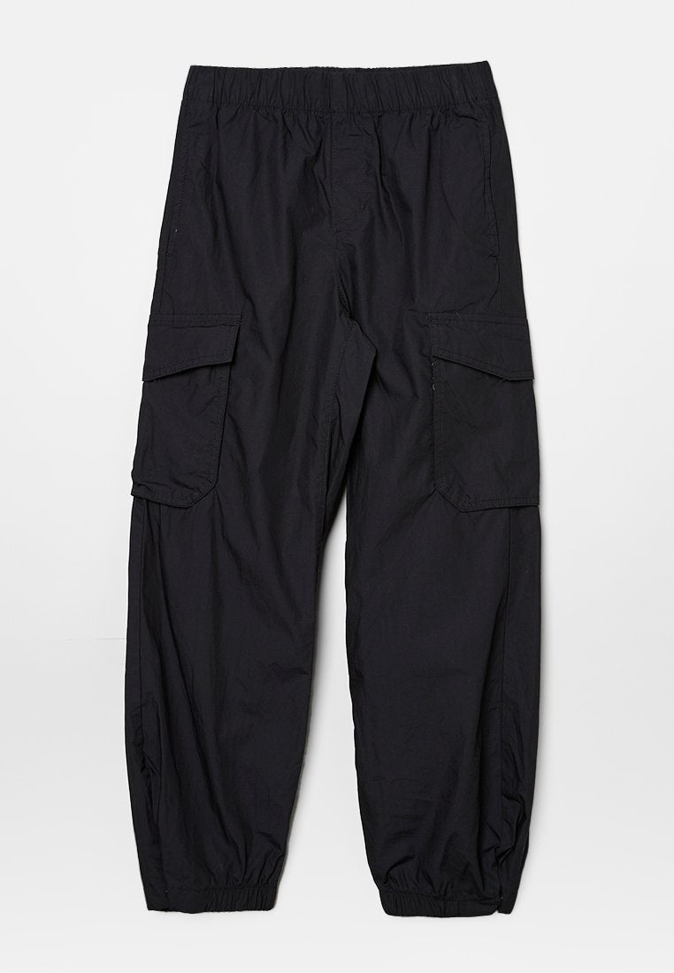 Schwarze Cargohose aus leichtem Stoff, mit elastischem Bund, zwei Seitentaschen und elastischen Bündchen an den Knöcheln.