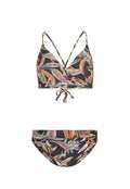 Bikini-Set mit schwarzem Hintergrund und mehrfarbigen tropischen Blattmustern. Der Oberteil hat eine dreieckige Form mit verstellbaren Trägern; die Unterteile sind klassisch geschnitten.