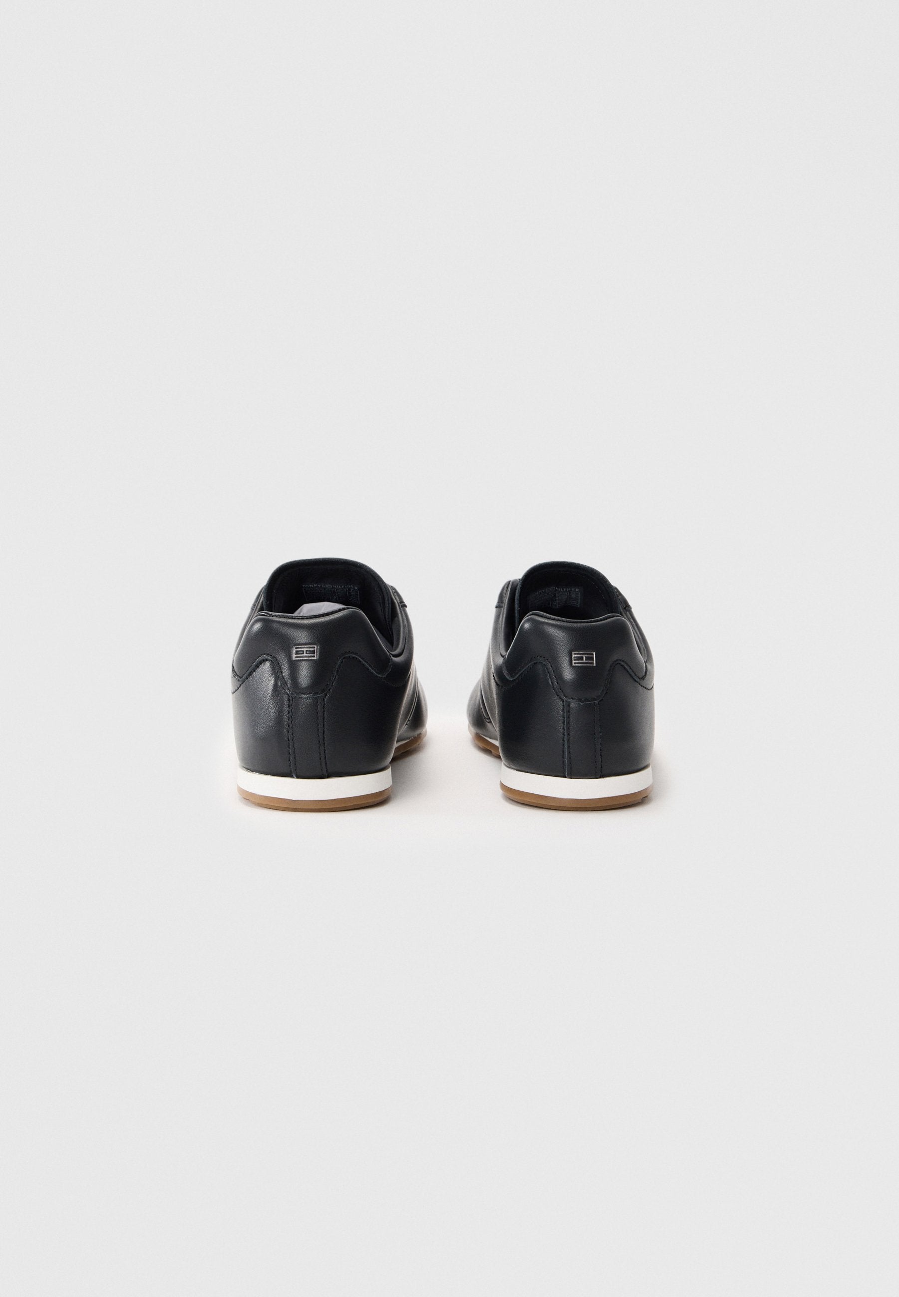 LOW PROFILE LOGO LEATHER TRAINERS Media 3