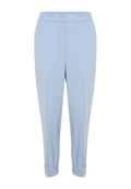 Hellblaue, maßgeschneiderte Hose mit glatter Textur, schmalem Schnitt und umgeschlagenen Säumen. Verfügt über einen verdeckten Reißverschluss vorn und eine elegante Silhouette.