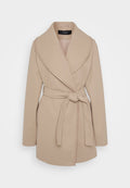 Beige Wollmantel mit weitem Kragen, taillierter Taille und seitlichen Taschen. Merkmale eine glatte Textur und einen subtilen Glanz an den Kragenkanten.