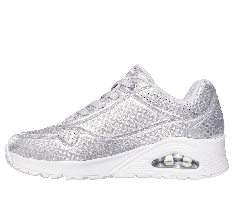 Silberner Sportschuh mit oberer Schicht aus strukturiertem Mesh, Schnürverschluss und sichtbarem Luftpolster in der Sohle. Weiße Details und Akzente.