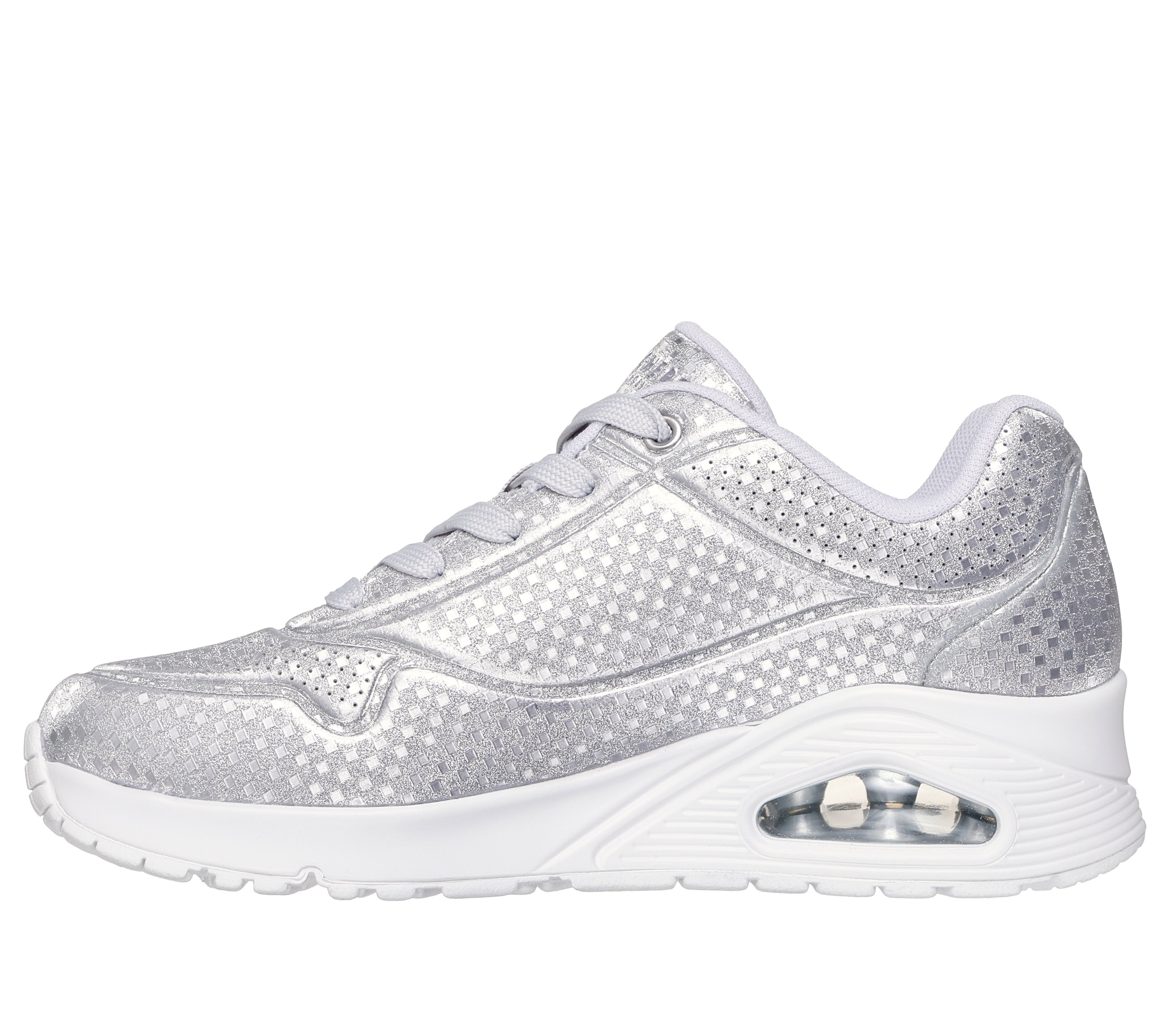 Silberner Sportschuh mit oberer Schicht aus strukturiertem Mesh, Schnürverschluss und sichtbarem Luftpolster in der Sohle. Weiße Details und Akzente.