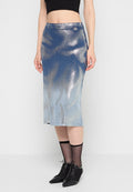 Denim-Midi-Rock in einem blau-silbernen Ombre-Metall-Finish, mit glatter Textur und figurbetonter Silhouette, ausgestattet mit einem subtilen Markenakzent.