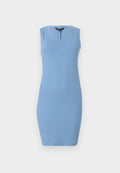 Helles blaues, geripptes, ärmelloses Kleid mit figurbetontem Schnitt. Hat ein kleines Logo auf der Brust und einen runden Ausschnitt.