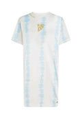 Weißes T-Shirt-Kleid mit hellblauem abstraktem Streifenmuster und goldenem Logo auf der Brust. Kurze Ärmel und lockere Passform. Weiches Baumwollmaterial.
