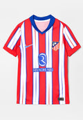 Rot-weiß gestreiftes Fußballtrikot mit blauem Kragen, Atlético Madrid Wappen, Nike-Logo und Riyadh Air Sponsor-Logo zentriert.