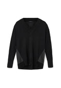 Schwarzer V-Ausschnitt Pullover mit langen Ärmeln, gerippten Bündchen und Saum, mit satinähnlichen Seitenpaneelen und einem entspannten, leicht asymmetrischen Schnitt.