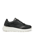 Schwarzer Sneaker mit strukturiertem Stoff und glatten Lederakzenten. Weiße Gummisohle, abgerundete Form und Schnürung an der Vorderseite. Modernes Design.