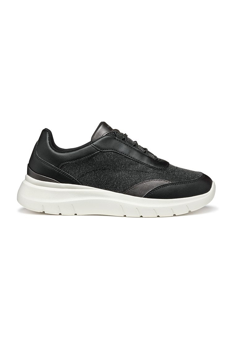 Schwarzer Sneaker mit strukturiertem Stoff und glatten Lederakzenten. Weiße Gummisohle, abgerundete Form und Schnürung an der Vorderseite. Modernes Design.