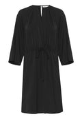 Schwarzes Kleid aus glattem Stoff mit V-Ausschnitt, 3/4-Ärmeln und einem Kordelzugbund für eine anpassbare Passform.
