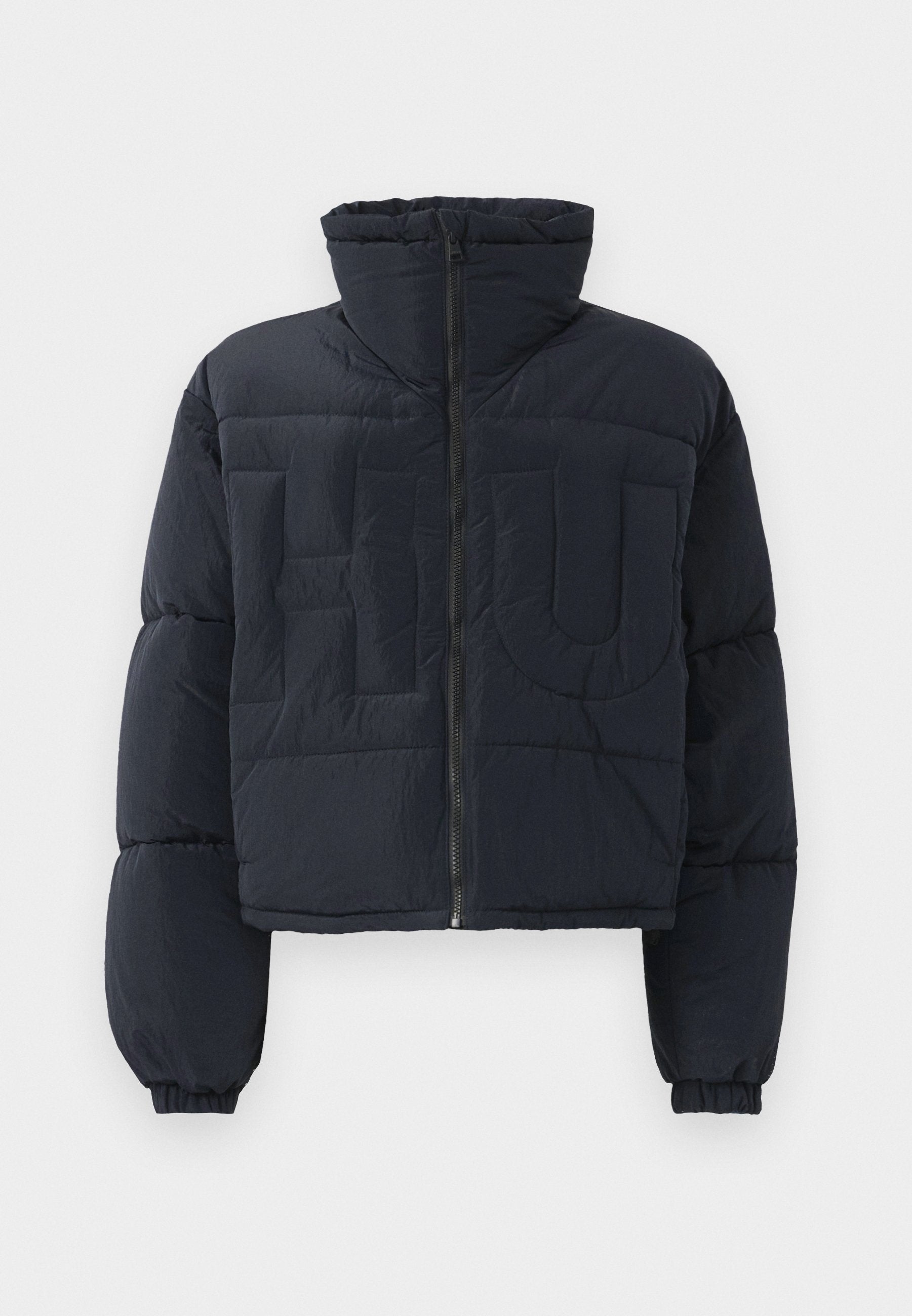 Schwarze, kürzere Puffjacke mit hohem Kragen, Frontreißverschluss, elastischen Bündchen und großen geprägten Buchstaben "FLU" auf der Brust.