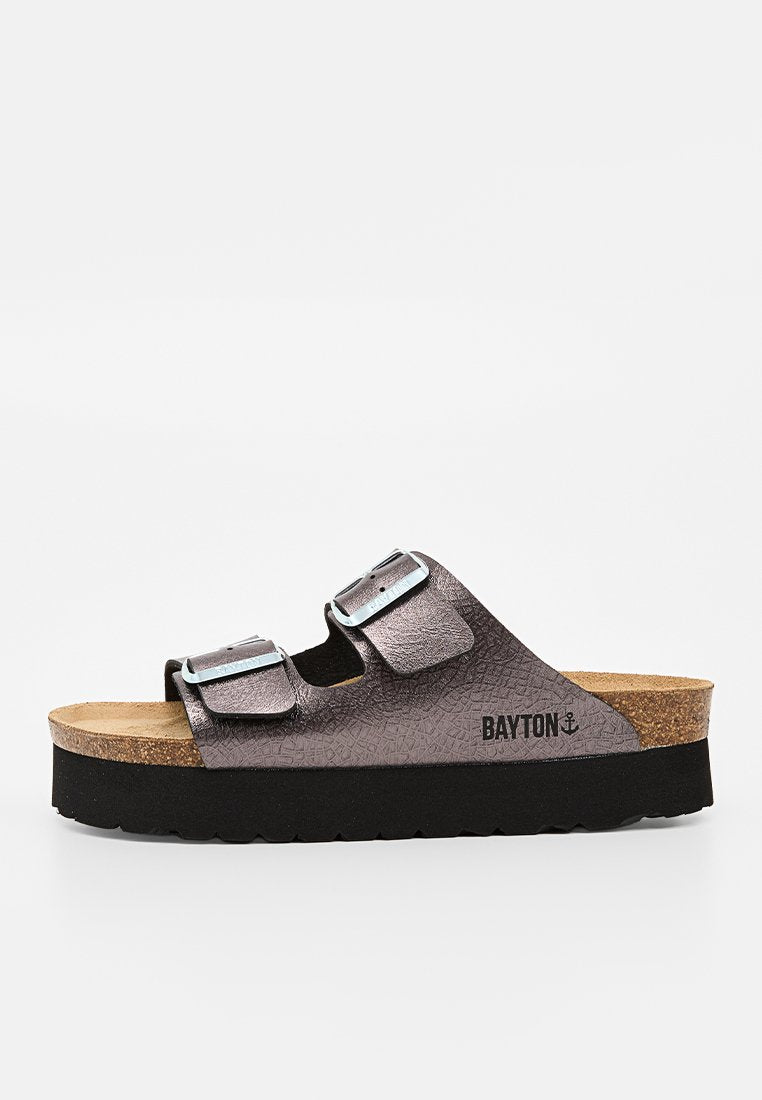 Braune strukturierte Sandale mit zwei verstellbaren silbernen Schnallen, Kork-Fußbett, schwarzer Sohle und Bayton-Logo an der Seite.