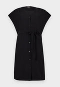 Schwarzes knielanges Kleid mit kurzen Ärmeln, durchgehendem Knopfverschluss, V-Ausschnitt und gebundenem Stoffgürtel an der Taille.