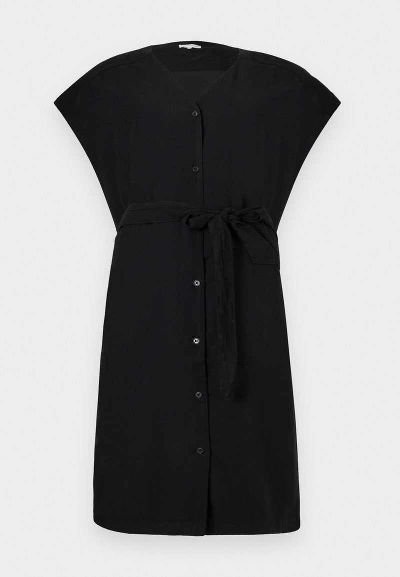 Schwarzes knielanges Kleid mit kurzen Ärmeln, durchgehendem Knopfverschluss, V-Ausschnitt und gebundenem Stoffgürtel an der Taille.
