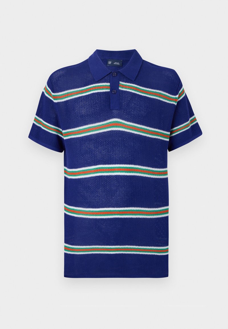 Blaues gestricktes Poloshirt mit kurzen Ärmeln, das horizontale Streifen in Weiß, Grün und Rot sowie eine Knopfleiste mit drei Knöpfen aufweist.