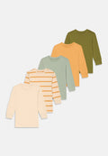 Fünf langärmelige Shirts mit Rundhalsausschnitt in Creme, Creme mit orangen Streifen, Salbeigrün, Senfgelb und Olivgrün, in einer versetzten Reihe angeordnet.