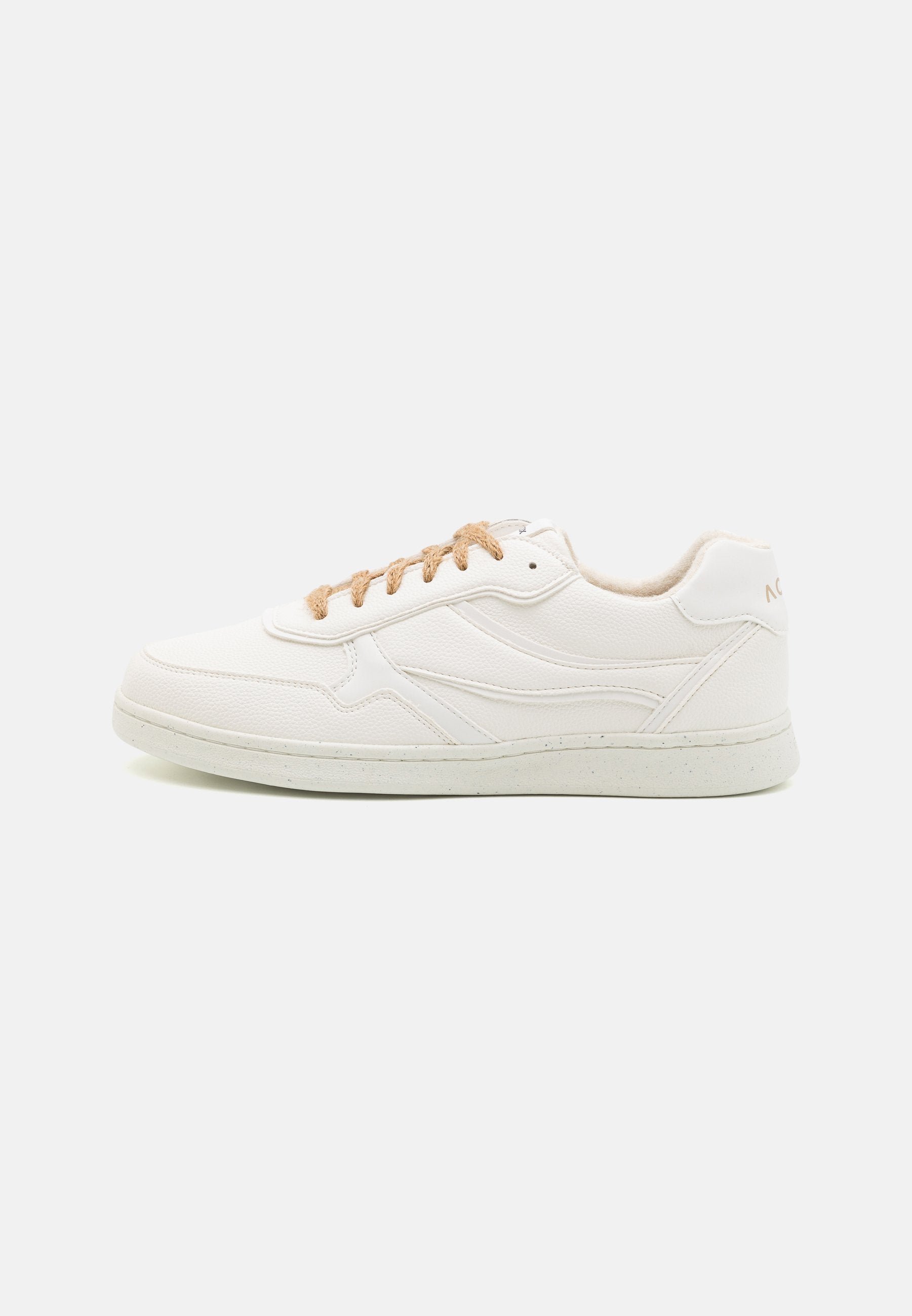 Weiße Sneakers aus strukturiertem Leder mit gummierter Sohle. Sie verfügen über braune Schnürsenkel, dezente Seitennaht und geprägtes Branding auf der Ferse.