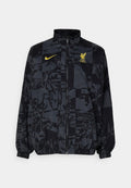 Schwarze Jacke mit einem gemusterten Design, aus leichtem Material gefertigt, mit einem Reißverschluss, Stehkragen und gelben Nike und L.F.C. Logos.