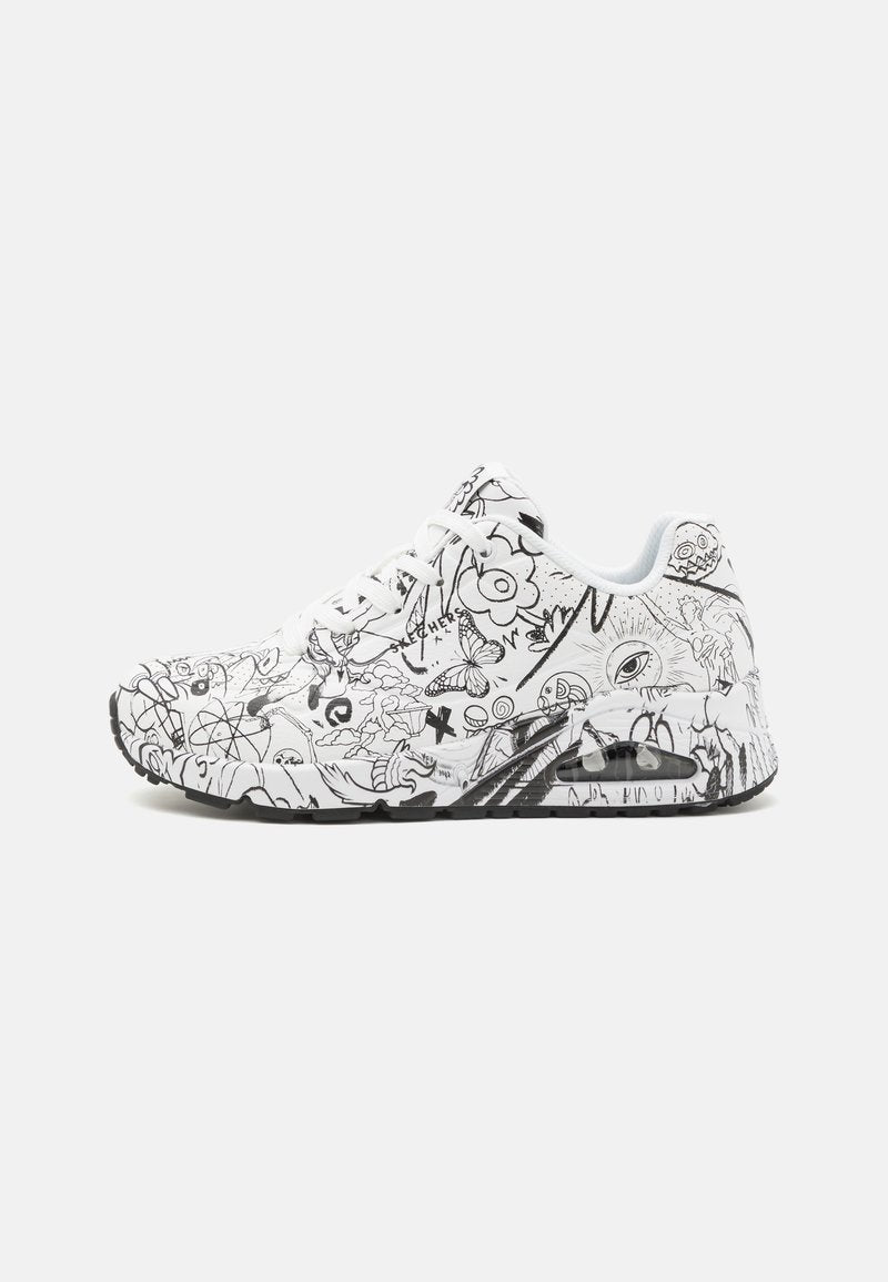 Weiße Sneaker mit schwarzen abstrakten Kritzeleien, Schnürdesign, gepolstertem Schaftrand und einer schwarzen Gummisohle mit sichtbarem Luftpolster.