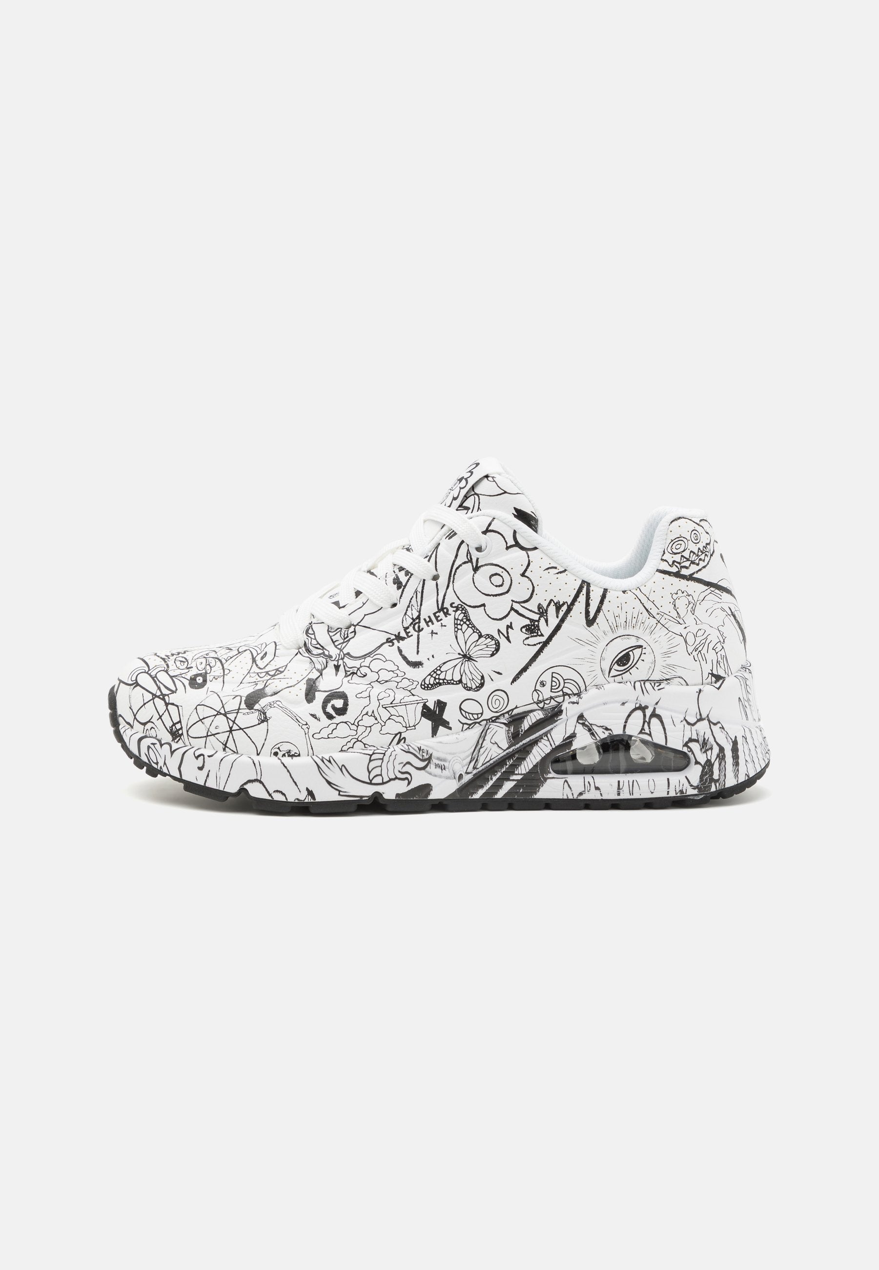 Weiße Sneaker mit schwarzen abstrakten Kritzeleien, Schnürdesign, gepolstertem Schaftrand und einer schwarzen Gummisohle mit sichtbarem Luftpolster.