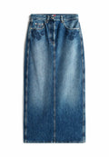 Maxi-Jeansrock in Hellblau mit floralen Stickereien auf den Taschen. Hat einen geraden Schnitt, fünf Taschen und einen vorderen Knopfverschluss.