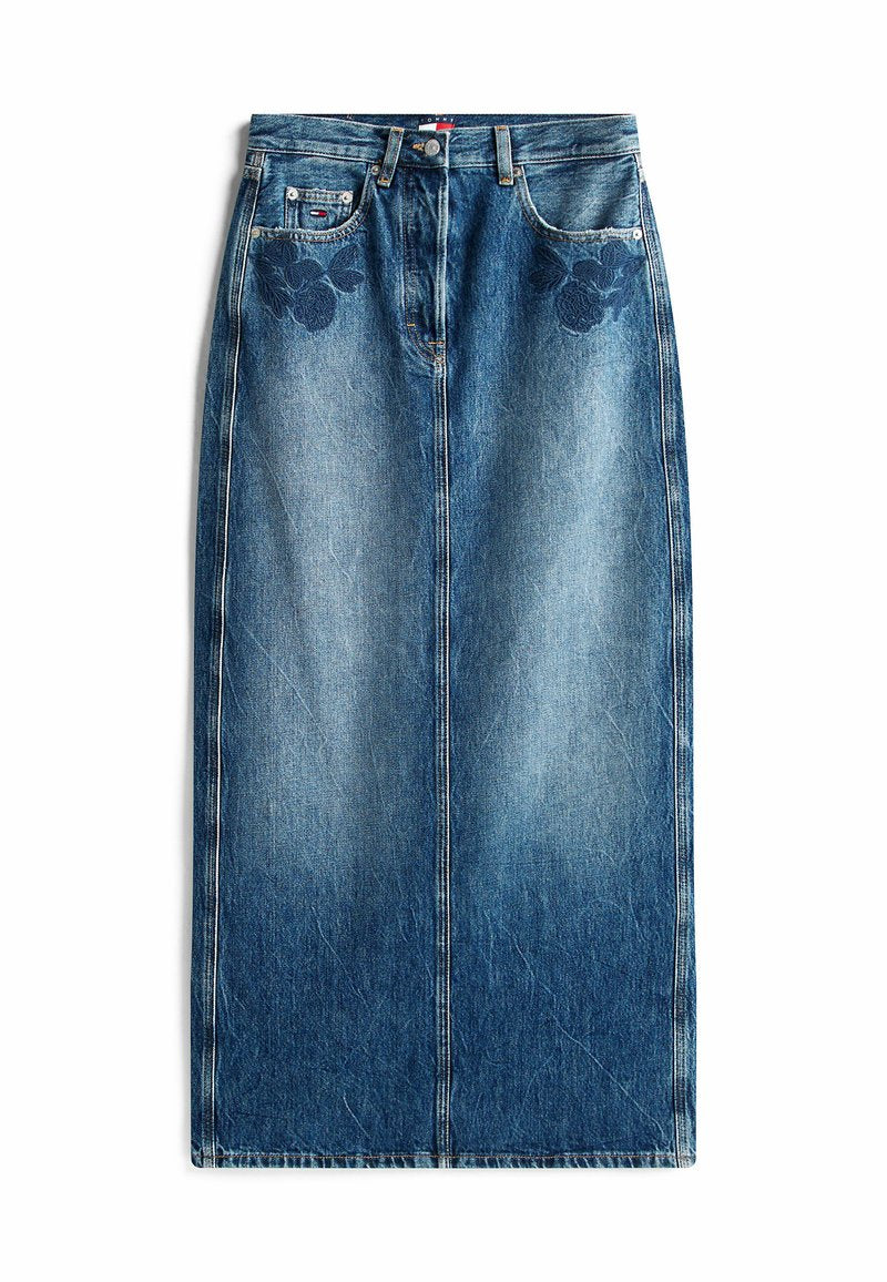 Maxi-Jeansrock in Hellblau mit floralen Stickereien auf den Taschen. Hat einen geraden Schnitt, fünf Taschen und einen vorderen Knopfverschluss.