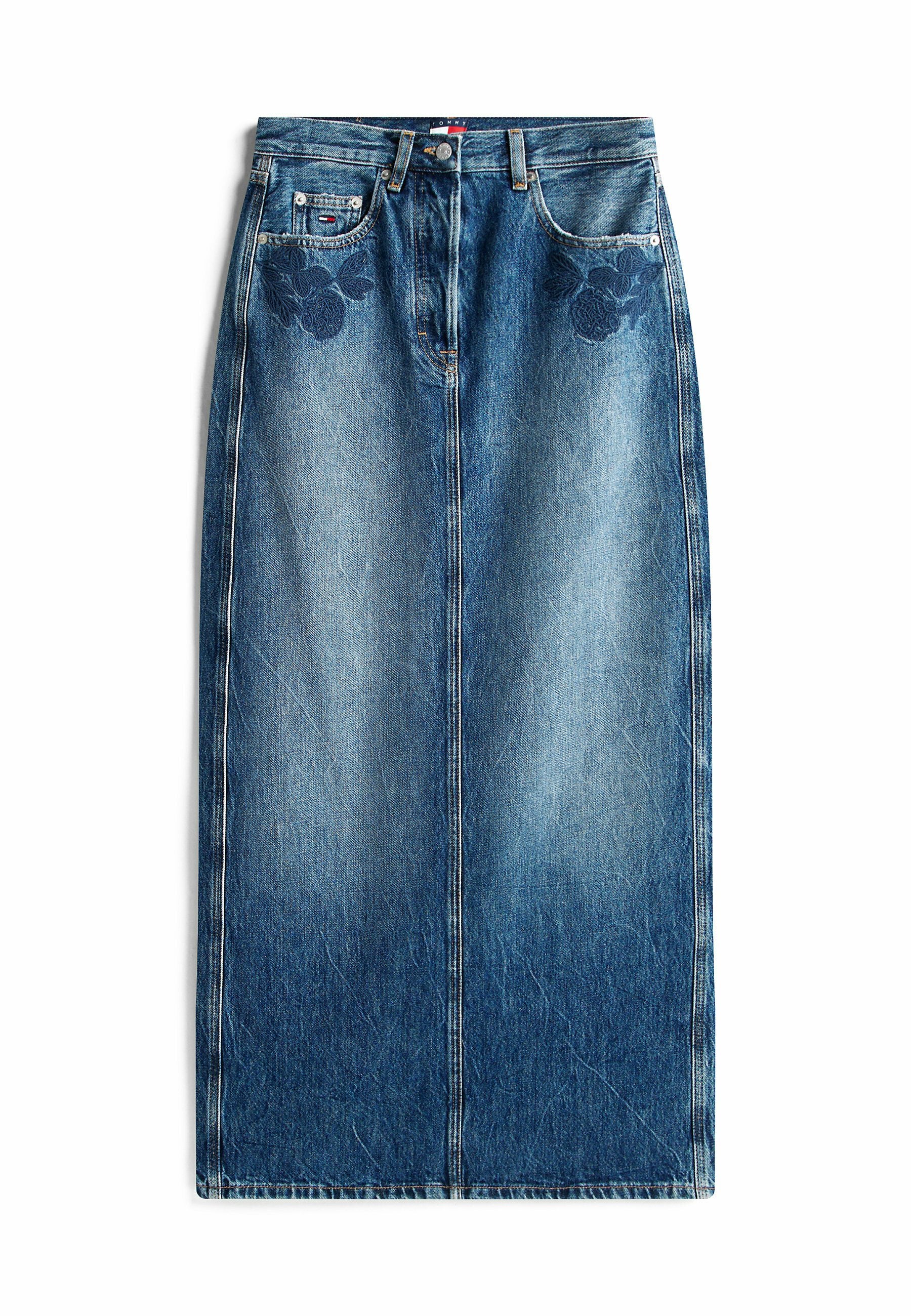 Maxi-Jeansrock in Hellblau mit floralen Stickereien auf den Taschen. Hat einen geraden Schnitt, fünf Taschen und einen vorderen Knopfverschluss.