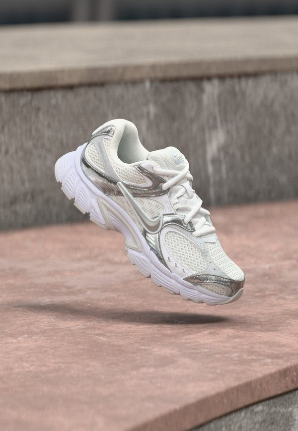 Nike Sportswear V5 RNR - Trainers - white/metallic silver-coloured/metallic platinum-coloured