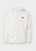 Weißer Fleece-Zip-Hoodie mit weicher Textur, ausgestattet mit einer Kapuze und seitlichen Taschen. Kleines Logo auf der linken Brust. Glatte Reißverschlussöffnung.