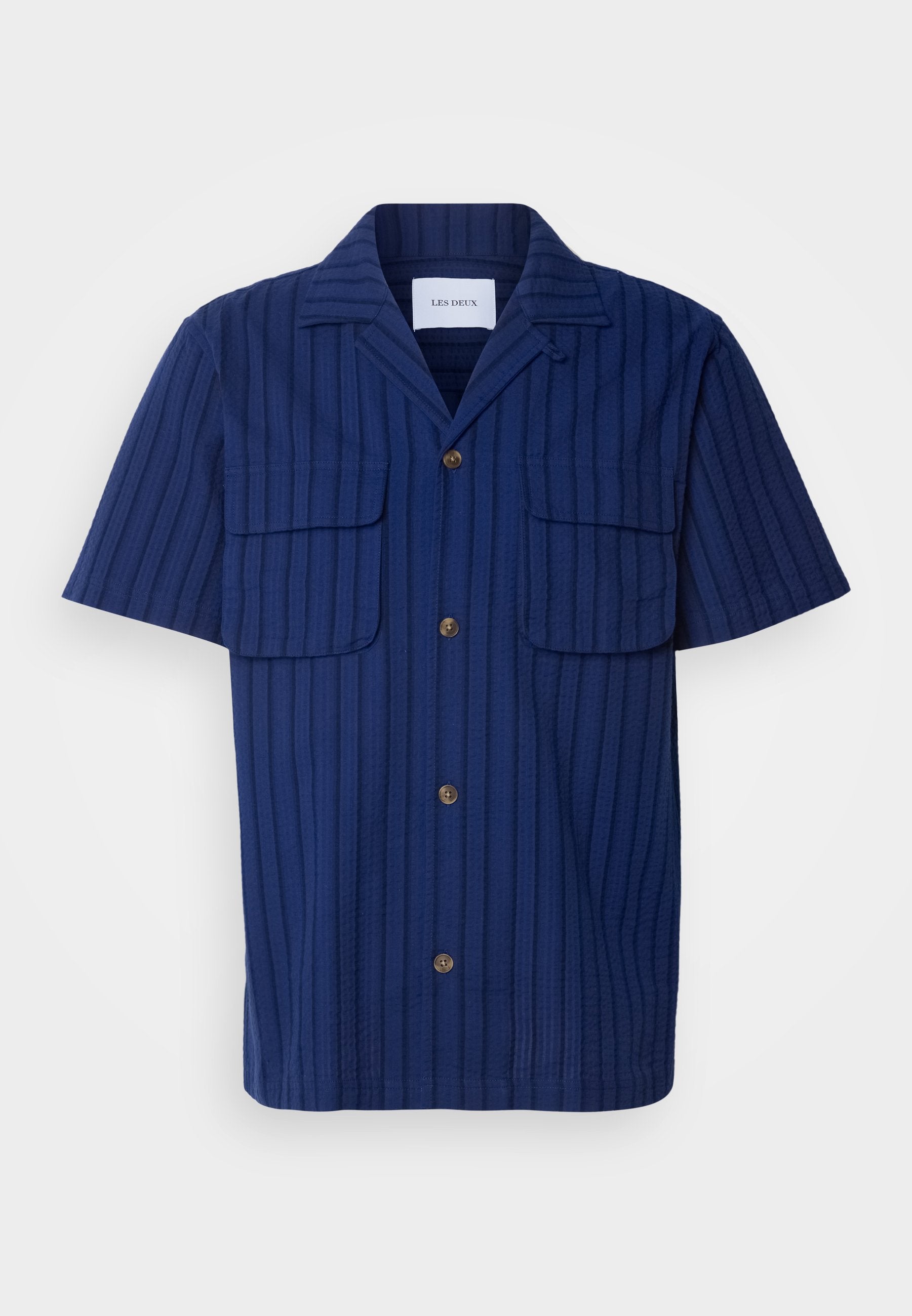 Kurzärmliges navy-blaues Hemd mit einem strukturierten gestreiften Muster, zwei Brusttaschen und braunen Knöpfen an der Vorderseite und dem Kragen.