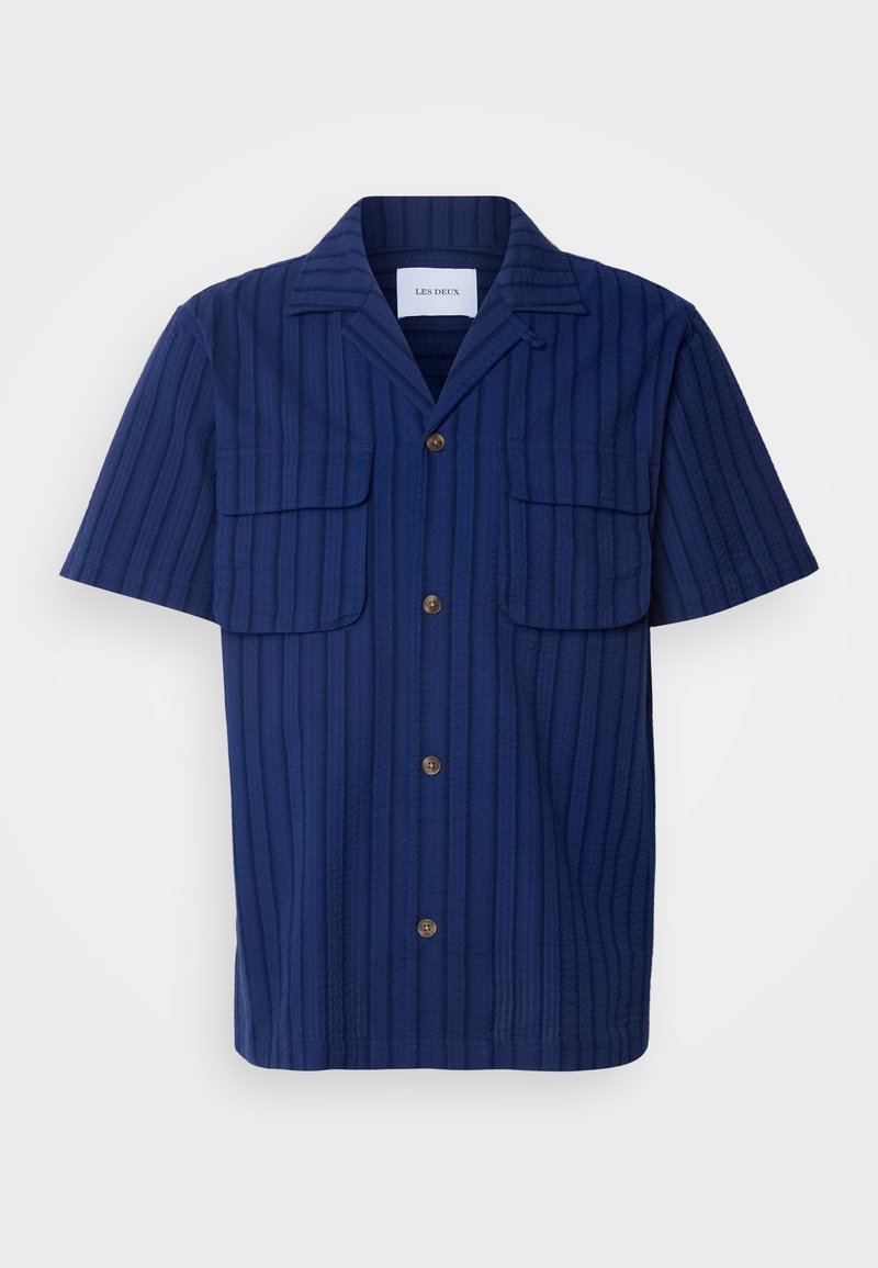 Kurzärmliges navy-blaues Hemd mit einem strukturierten gestreiften Muster, zwei Brusttaschen und braunen Knöpfen an der Vorderseite und dem Kragen.