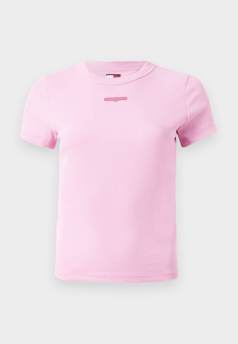 DAS Pink, geripptes T-Shirt mit kurzen Ärmeln ist mit einem Rundhalsausschnitt ausgestattet und hat ein kleines rotes "tommy jeans" Logo in der Mitte. Weicher, dehnbarem Stoff.