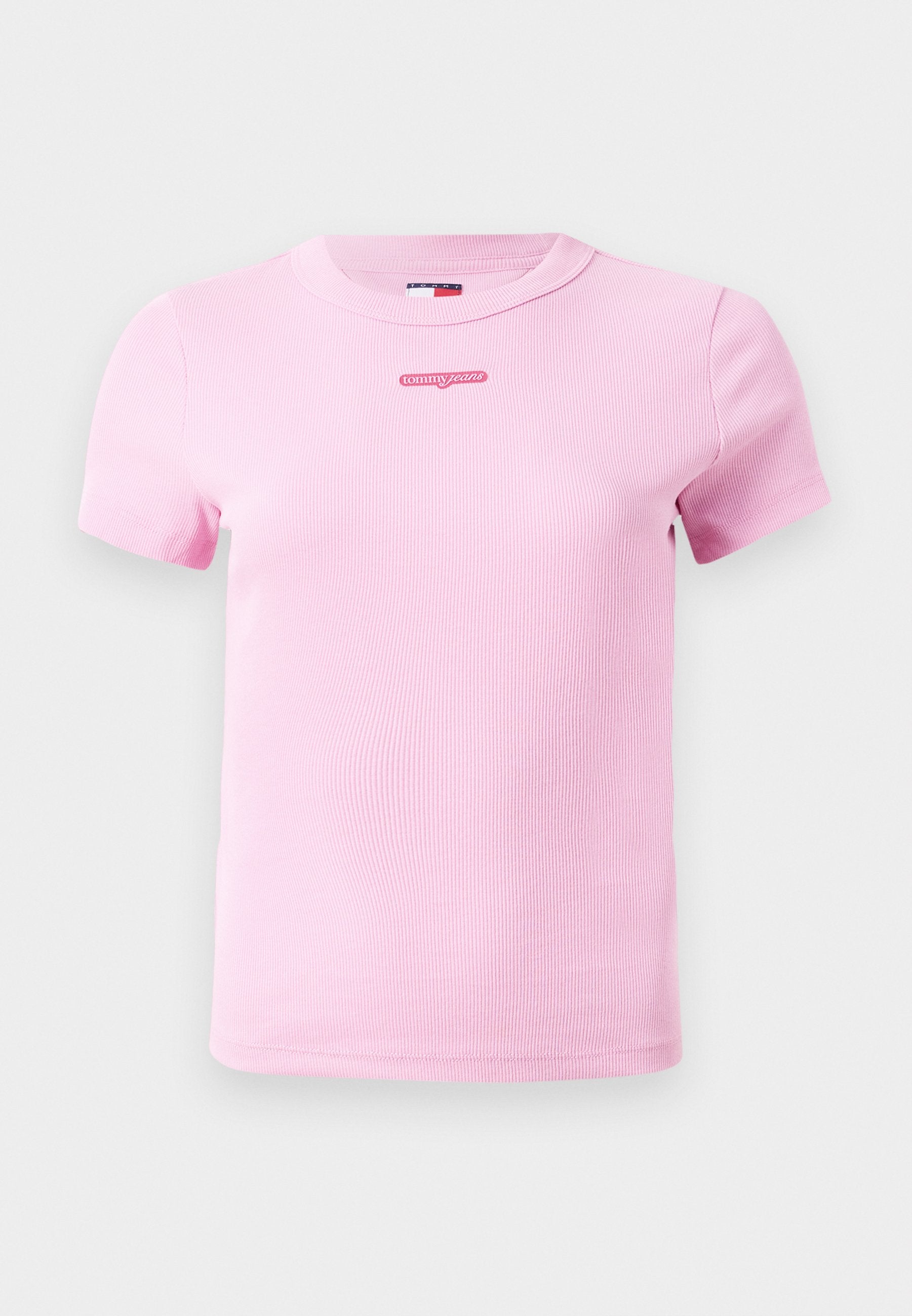 DAS Pink, geripptes T-Shirt mit kurzen Ärmeln ist mit einem Rundhalsausschnitt ausgestattet und hat ein kleines rotes "tommy jeans" Logo in der Mitte. Weicher, dehnbarem Stoff.