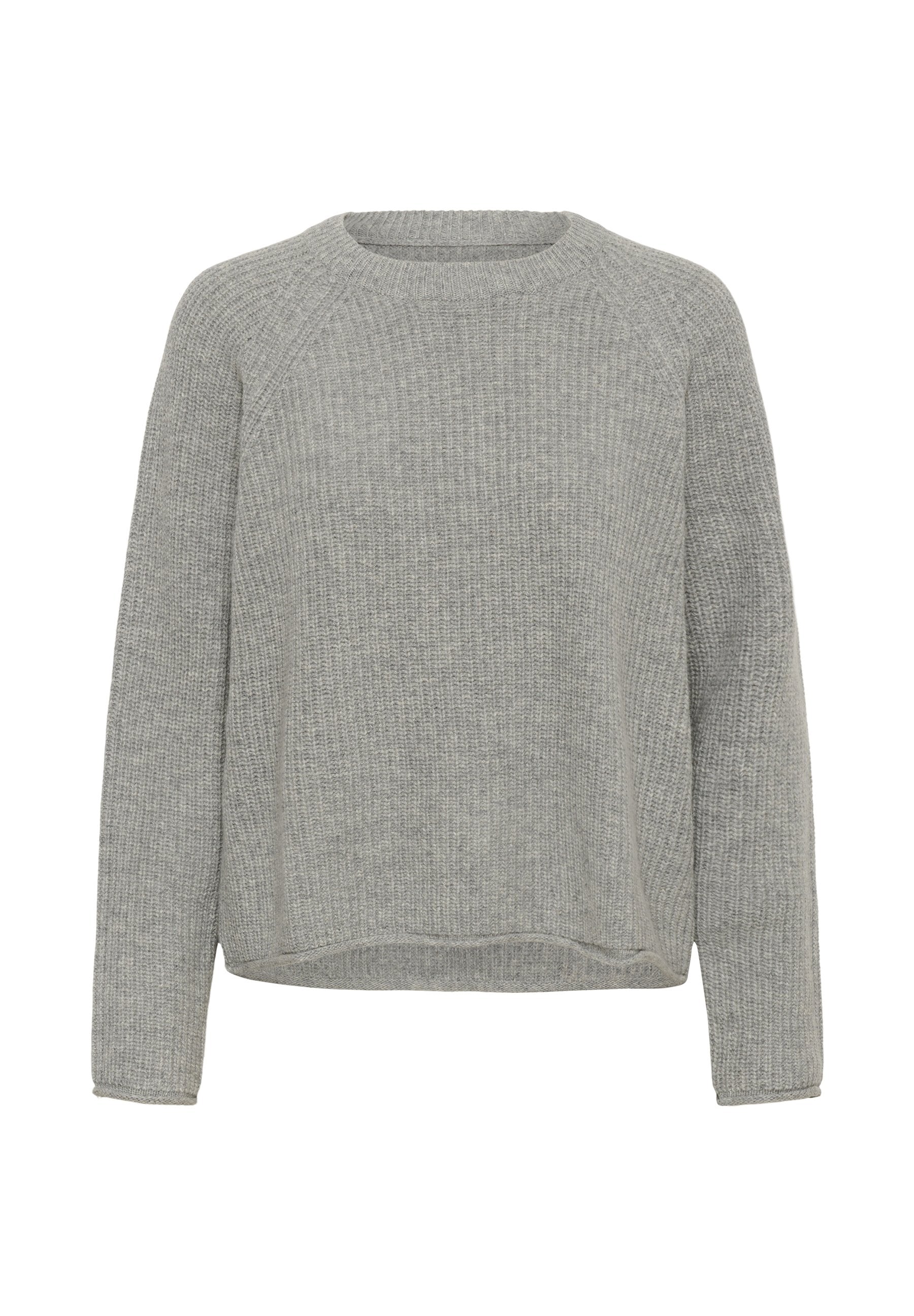 Grauer Strickpullover mit strukturiertem Finish, Rundhalsausschnitt und langen Raglanärmeln, mit einem lässigen Schnitt und einem Saum, der hinten leicht abfällt.