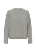 Grauer Strickpullover mit strukturiertem Finish, Rundhalsausschnitt und langen Raglanärmeln, mit einem lässigen Schnitt und einem Saum, der hinten leicht abfällt.