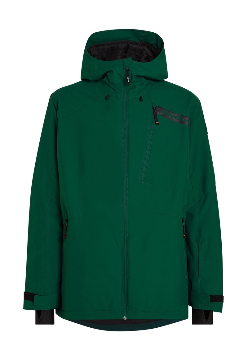 Grüne wasserdichte Jacke mit einem Reißverschluss vorne, verstellbare Kapuze und mehreren Reißverschlusstaschen. Mit schwarzen Akzenten und Klettverschlüssen an den Bündchen.
