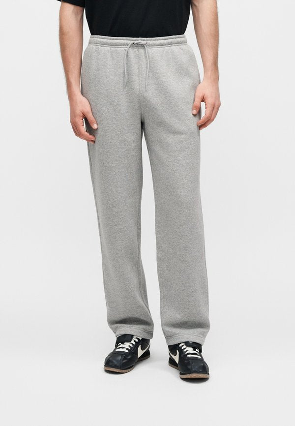 Nike Sportswear CLUB PANT - Tracksuit bottoms - grey heather/smoke grey/university red