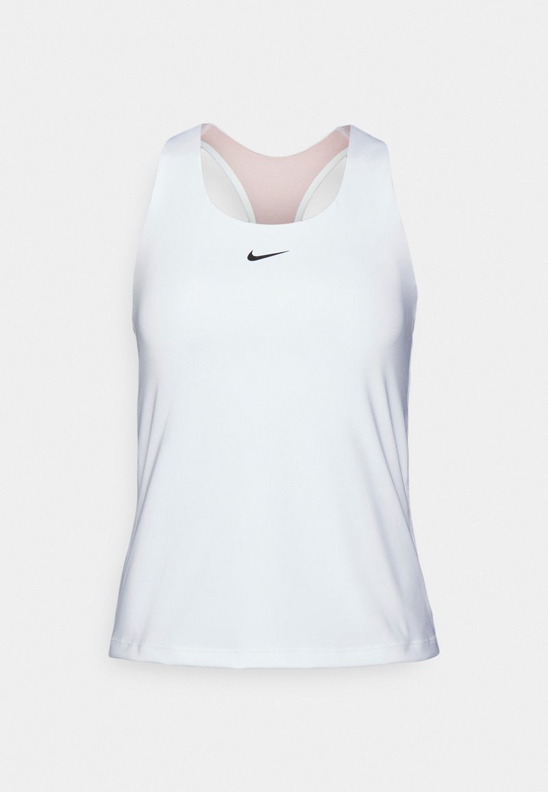 Weißes Sport-Tanktop aus glattem, leichtem Stoff. Verfügt über einen runden Ausschnitt und ein schwarzes Nike-Logo auf der Vorderseite.