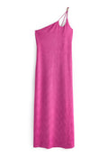 Maxikleid mit einem schulterfreien Design in leuchtendem Pink, ausgestattet mit einem strukturierten Stoff, dünnen Trägern und einem geraden Schnitt bis zum Boden.