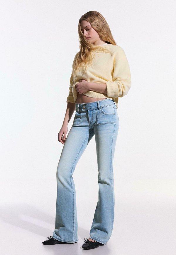 Bershka LOW-RISE  - Bootcut jeans - light blue