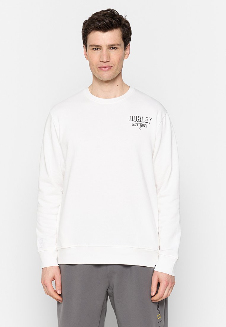 Weißes Langarm-Sweatshirt mit Rundhalsausschnitt, das ein kleines gedrucktes Logo auf der Brust aufweist. Glatte Textur, lockere Passform, lässiges Design.