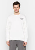 Weißes Langarm-Sweatshirt mit Rundhalsausschnitt, das ein kleines gedrucktes Logo auf der Brust aufweist. Glatte Textur, lockere Passform, lässiges Design.